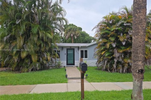 House in Fort Lauderdale, Florida 4 bedrooms, 178.93 sq.m. № 2246156