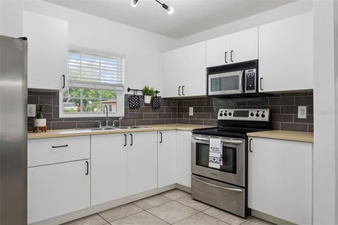 House in Tampa, Florida 3 bedrooms, 107.12 sq.m. № 2166591 - photo 4