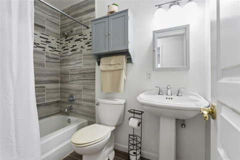 House in Tampa, Florida 3 bedrooms, 107.12 sq.m. № 2166591 - photo 17