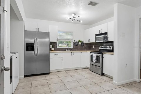 House in Tampa, Florida 3 bedrooms, 107.12 sq.m. № 2166591 - photo 14