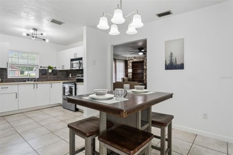 House in Tampa, Florida 3 bedrooms, 107.12 sq.m. № 2166591 - photo 5