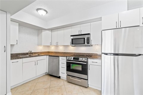 Condo in Tampa, Florida, 1 bedroom  № 2394405 - photo 10