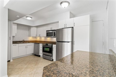 Condo in Tampa, Florida, 1 bedroom  № 2394405 - photo 9