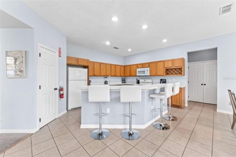 House in Davenport, Florida 4 bedrooms, 248.61 sq.m. № 2112953 - photo 8