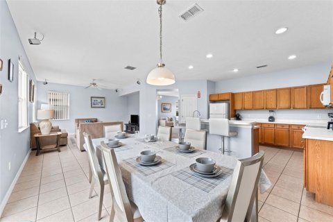 House in Davenport, Florida 4 bedrooms, 248.61 sq.m. № 2112953 - photo 12