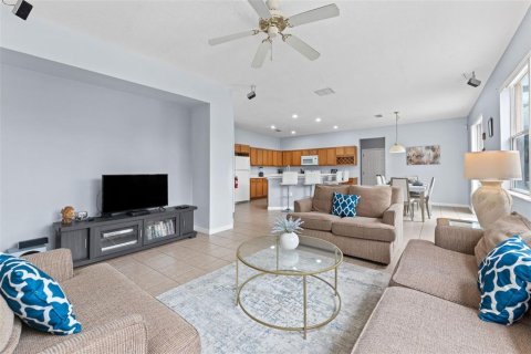 House in Davenport, Florida 4 bedrooms, 248.61 sq.m. № 2112953 - photo 7