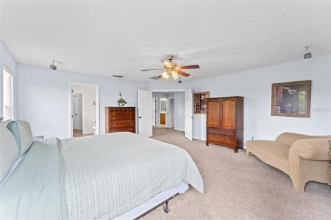 House in Davenport, Florida 4 bedrooms, 248.61 sq.m. № 2112953 - photo 20