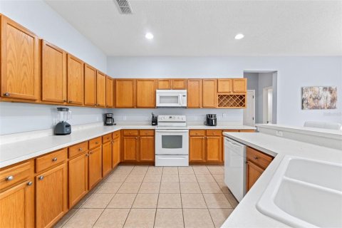 House in Davenport, Florida 4 bedrooms, 248.61 sq.m. № 2112953 - photo 10