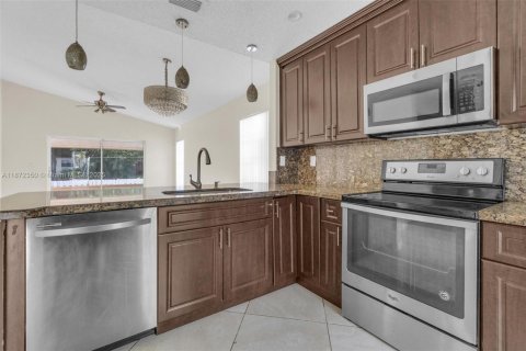 Villa ou maison à vendre à Tamarac, Floride: 3 chambres, 98.38 m2 № 1921968 - photo 9