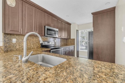 Villa ou maison à vendre à Tamarac, Floride: 3 chambres, 98.38 m2 № 1921968 - photo 12