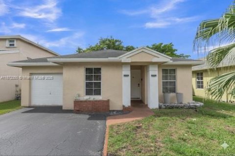 Villa ou maison à vendre à Tamarac, Floride: 3 chambres, 98.38 m2 № 1921968 - photo 4