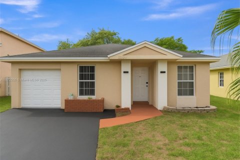 Villa ou maison à vendre à Tamarac, Floride: 3 chambres, 98.38 m2 № 1921968 - photo 1