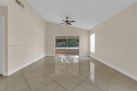 Villa ou maison à vendre à Tamarac, Floride: 3 chambres, 98.38 m2 № 1921968 - photo 17