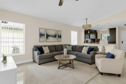 Villa ou maison à vendre à Tamarac, Floride: 3 chambres, 98.38 m2 № 1921968 - photo 2