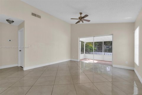 Villa ou maison à vendre à Tamarac, Floride: 3 chambres, 98.38 m2 № 1921968 - photo 24