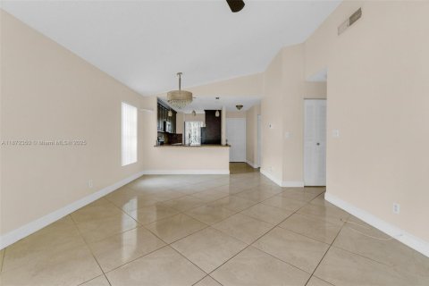 Villa ou maison à vendre à Tamarac, Floride: 3 chambres, 98.38 m2 № 1921968 - photo 20
