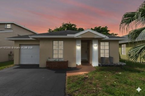 Villa ou maison à vendre à Tamarac, Floride: 3 chambres, 98.38 m2 № 1921968 - photo 3