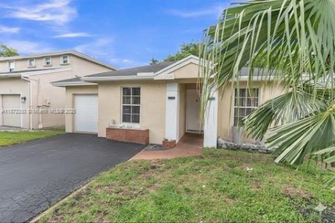 Villa ou maison à vendre à Tamarac, Floride: 3 chambres, 98.38 m2 № 1921968 - photo 5