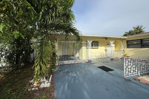 House in Plantation, Florida 3 bedrooms, 140.84 sq.m. № 2188199