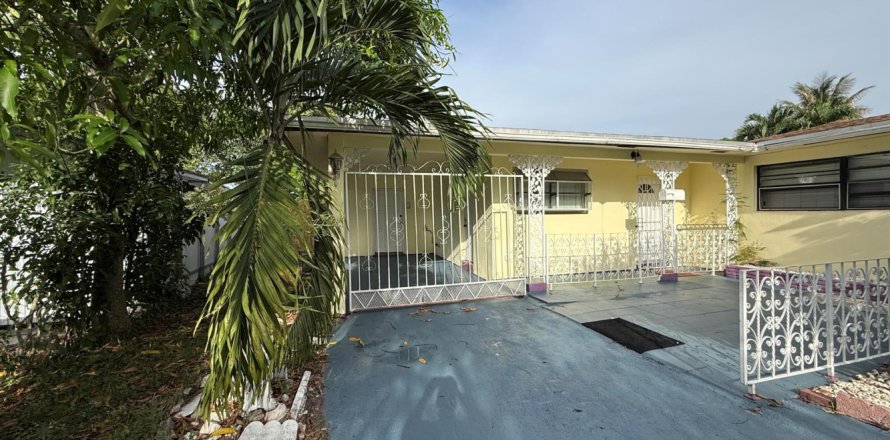House in Plantation, Florida 3 bedrooms, 140.84 sq.m. № 2188199