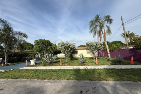 House in Plantation, Florida 3 bedrooms, 140.84 sq.m. № 2188199 - photo 3