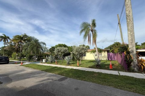 House in Plantation, Florida 3 bedrooms, 140.84 sq.m. № 2188199 - photo 6