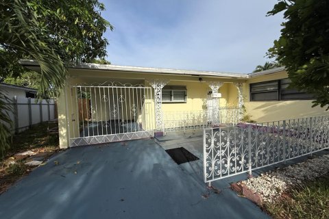 House in Plantation, Florida 3 bedrooms, 140.84 sq.m. № 2188199 - photo 2