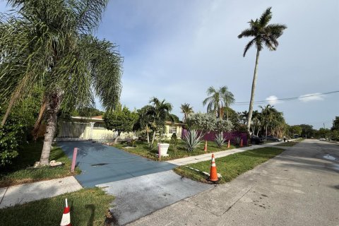 House in Plantation, Florida 3 bedrooms, 140.84 sq.m. № 2188199 - photo 4
