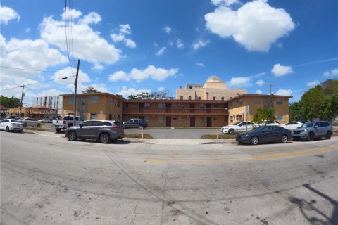 Commercial property in Miami, Florida № 1940373 - photo 1