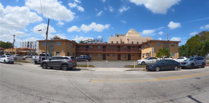 Commercial property in Miami, Florida № 1940373