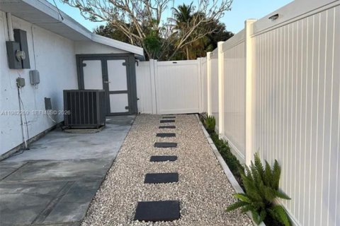 House in Port St. Lucie, Florida 2 bedrooms, 123 sq.m. № 2043316 - photo 9