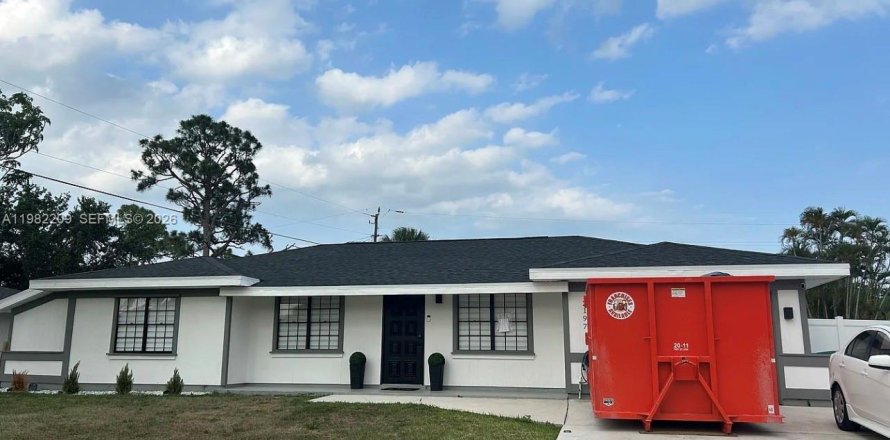 House in Port St. Lucie, Florida 2 bedrooms, 123 sq.m. № 2043316