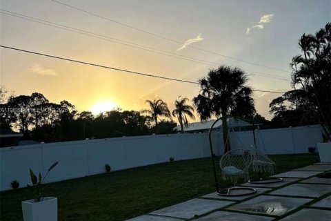 House in Port St. Lucie, Florida 2 bedrooms, 123 sq.m. № 2043316 - photo 6