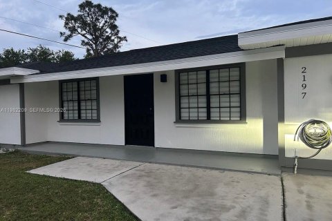 House in Port St. Lucie, Florida 2 bedrooms, 123 sq.m. № 2043316 - photo 2