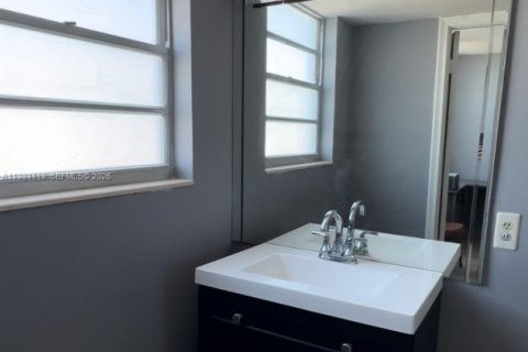 Copropriété à louer à Hallandale Beach, Floride: 2 chambres, 121.79 m2 № 2046889 - photo 9