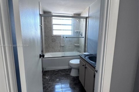 Copropriété à louer à Hallandale Beach, Floride: 2 chambres, 121.79 m2 № 2046889 - photo 8