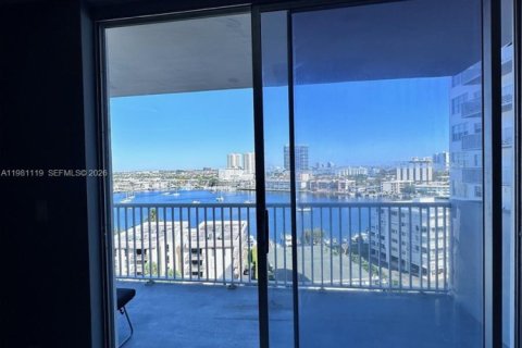 Copropriété à louer à Hallandale Beach, Floride: 2 chambres, 121.79 m2 № 2046889 - photo 6