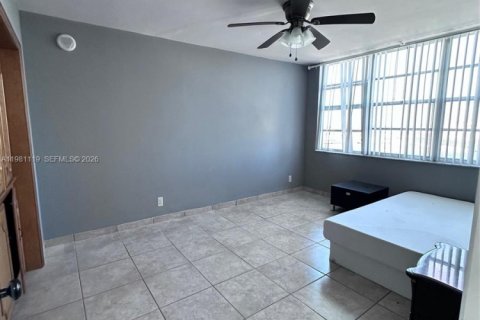 Copropriété à louer à Hallandale Beach, Floride: 2 chambres, 121.79 m2 № 2046889 - photo 4