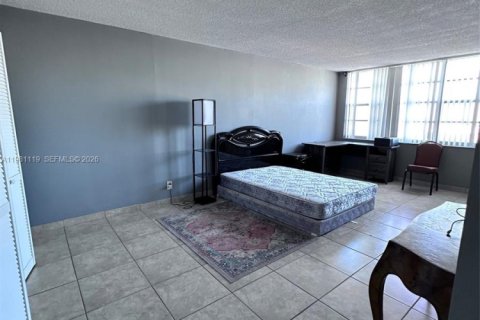 Copropriété à louer à Hallandale Beach, Floride: 2 chambres, 121.79 m2 № 2046889 - photo 11