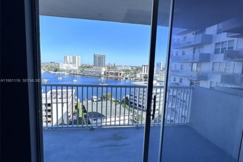 Copropriété à louer à Hallandale Beach, Floride: 2 chambres, 121.79 m2 № 2046889 - photo 7