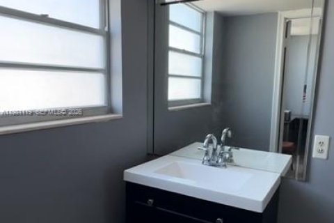 Copropriété à louer à Hallandale Beach, Floride: 2 chambres, 121.79 m2 № 2046889 - photo 12