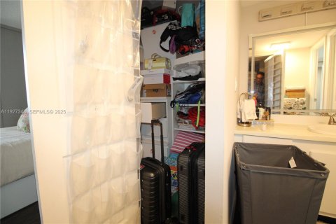 Condominio en venta en Aventura, Florida, 1 dormitorio, 84.82 m2 № 2077014 - foto 17