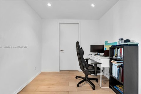Condo in Miami, Florida, 1 bedroom  № 1450909 - photo 17