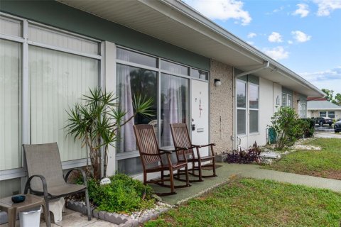 Condo in Holiday, Florida, 2 bedrooms № 2112339 - photo 2