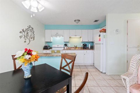 Condo in Holiday, Florida, 2 bedrooms № 2112339 - photo 5