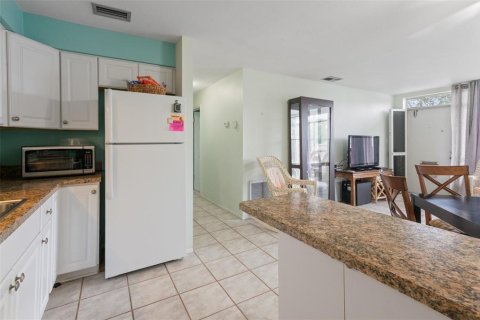 Condo in Holiday, Florida, 2 bedrooms № 2112339 - photo 26
