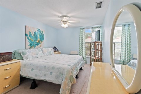 Condo in Holiday, Florida, 2 bedrooms № 2112339 - photo 8