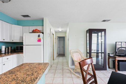 Condo in Holiday, Florida, 2 bedrooms № 2112339 - photo 27