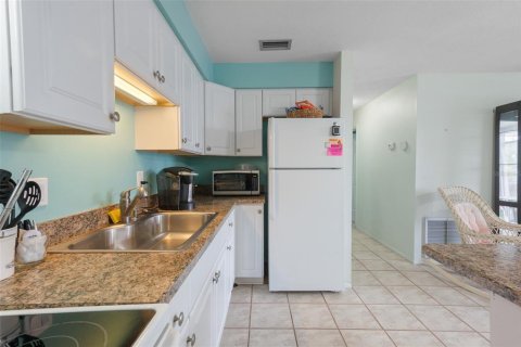 Condo in Holiday, Florida, 2 bedrooms № 2112339 - photo 7