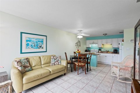 Condo in Holiday, Florida, 2 bedrooms № 2112339 - photo 21